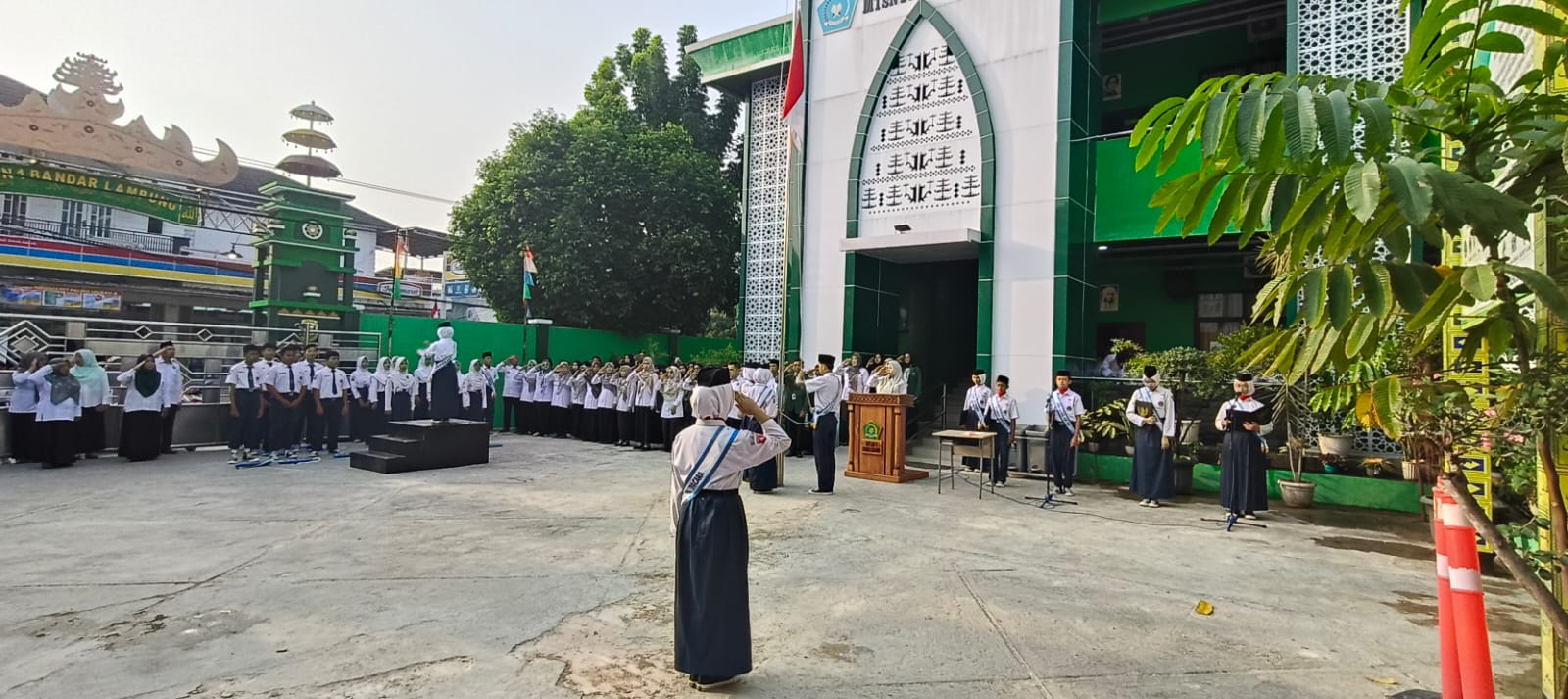 Tanamkan Disiplin dan Karakter, MTsN 1 Bandar Lampung Gelar Upacara Bendera
