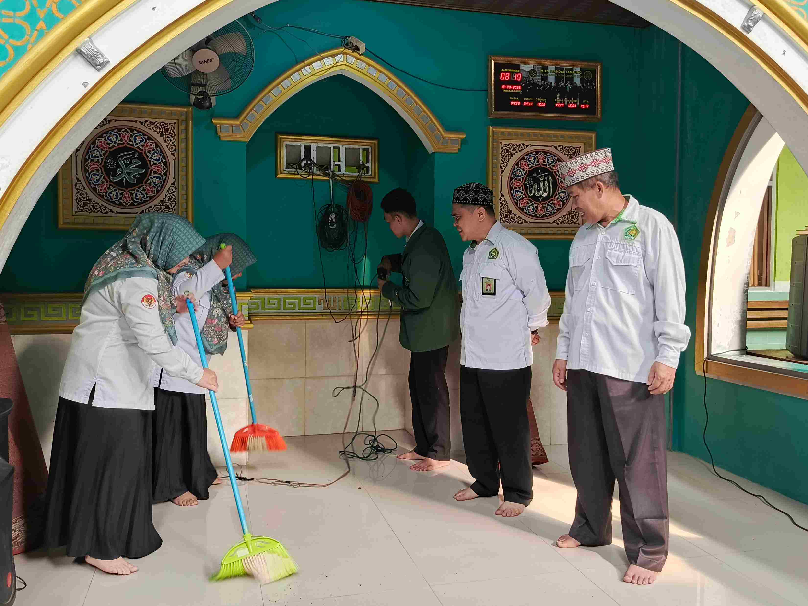 Bukan Sekadar Bersih, MTsN 1 Bandar Lampung Hidupkan Semangat Cinta Rumah Ibadah lewat GEBER MAS