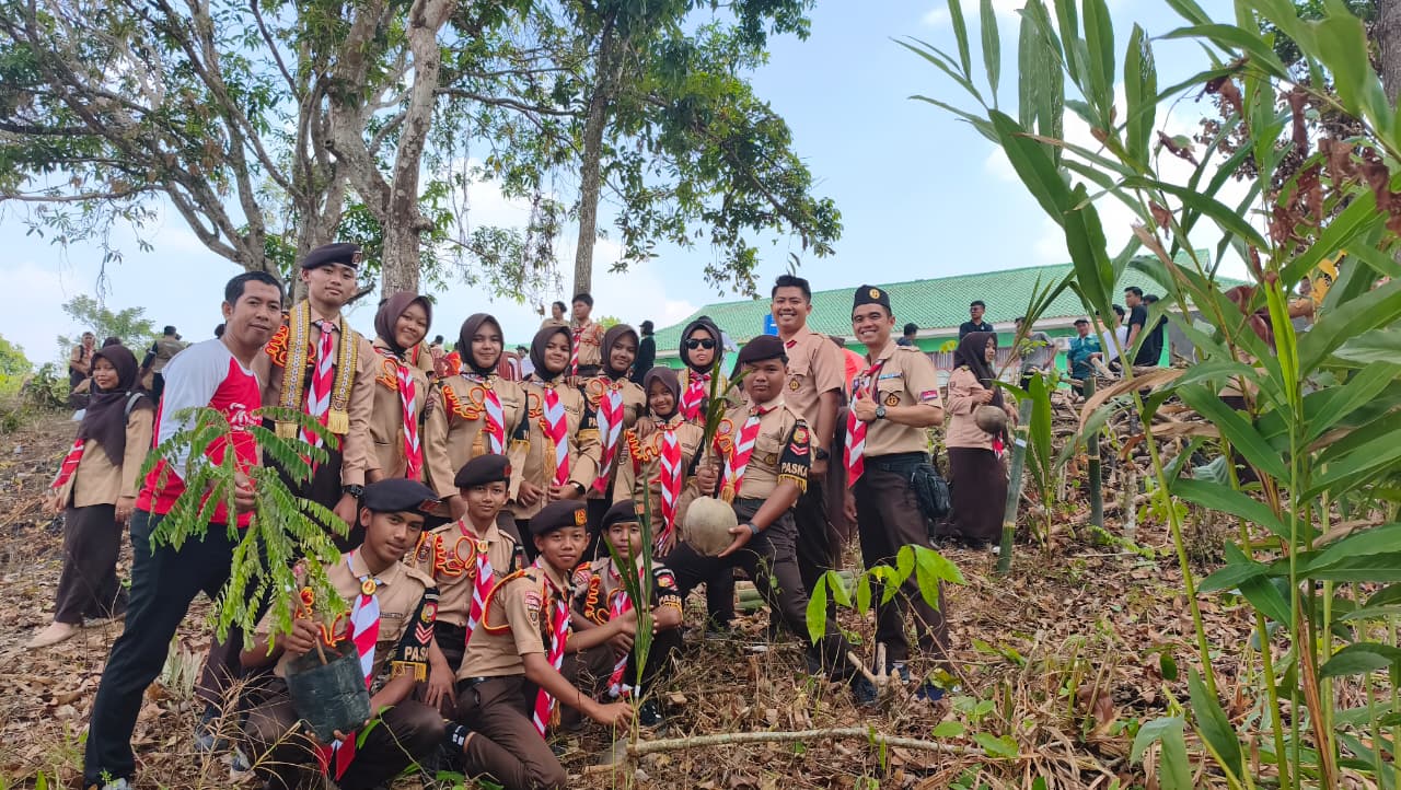 MTsN 1 Way Kanan Dukung Program Ekoteologi melalui Penanaman Pohon