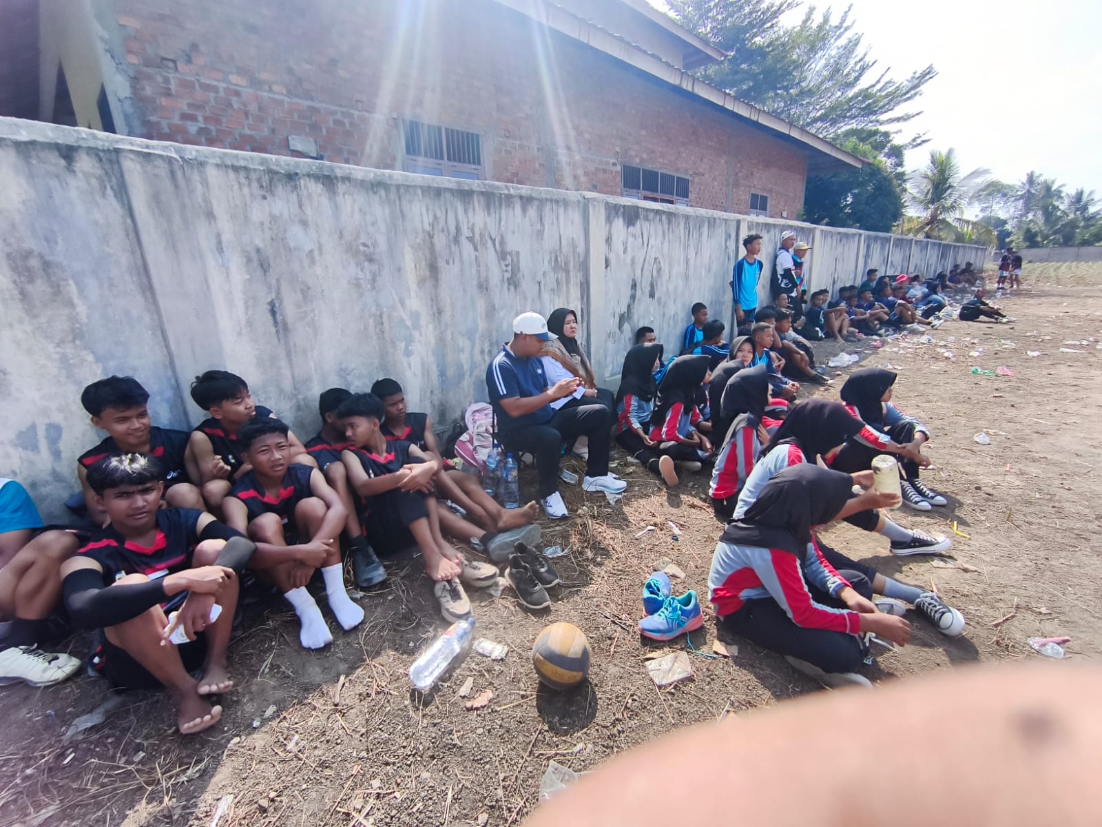 Bukan Sekadar Adu Servis! Siswa MTsN 2 Lampung Tengah Turun ke Lapangan Bawa Semangat Kemerdekaan
