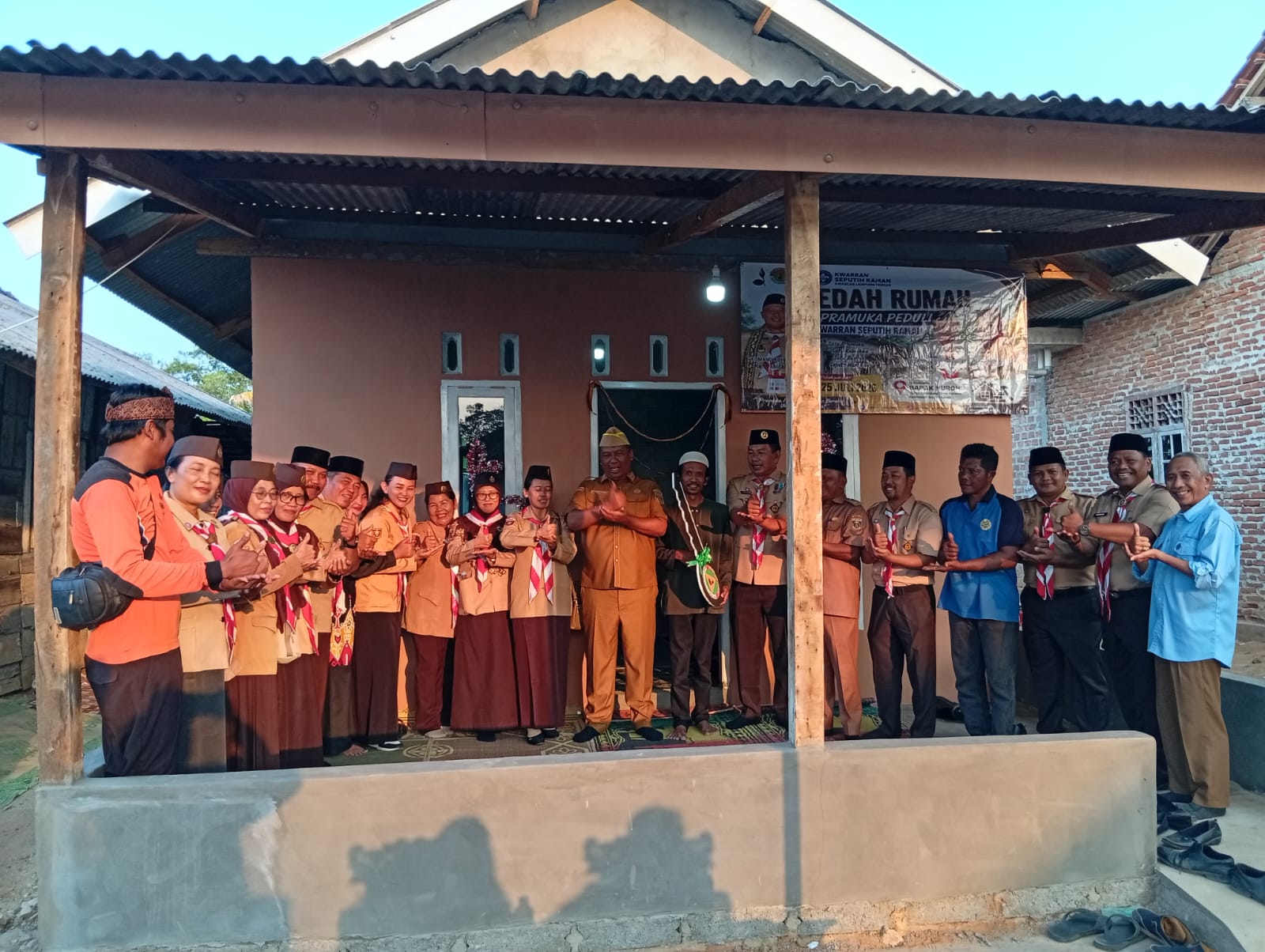 KUA Seputih Raman Hadir dalam Aksi Pramuka Peduli, Gotong Royong Bedah Rumah Warga