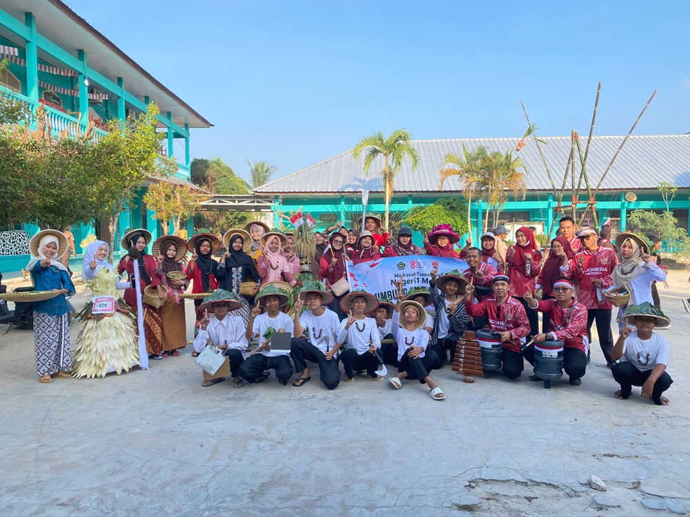 MTsN 1 Mesuji Ikuti Karnaval HUT ke-81 RI, Usung Tema Kebumian dan Swasembada Pangan