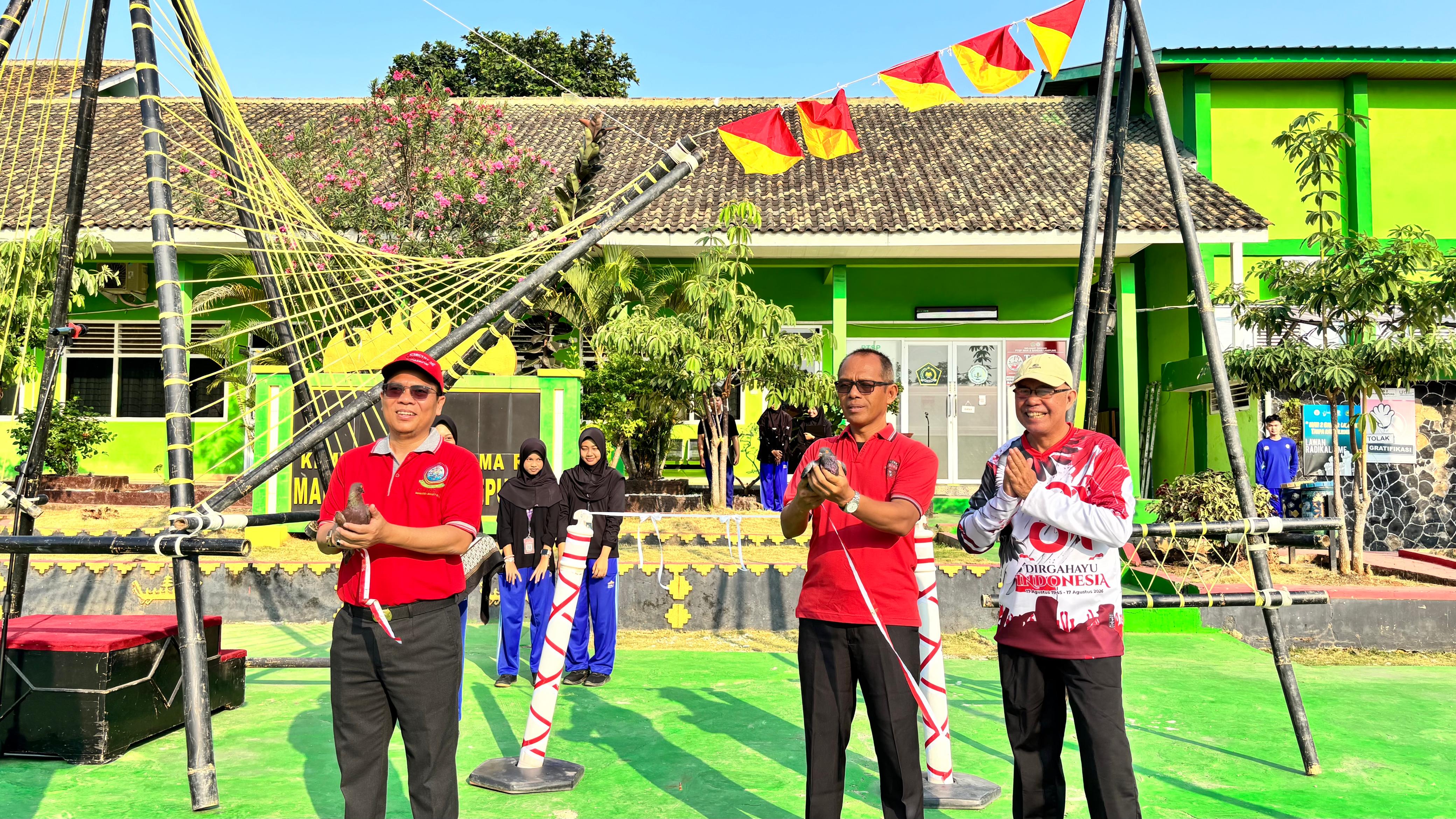MAN 2 Bandar Lampung Buka Rangkaian HUT ke-81 RI dengan Pelepasan Sepasang Merpati