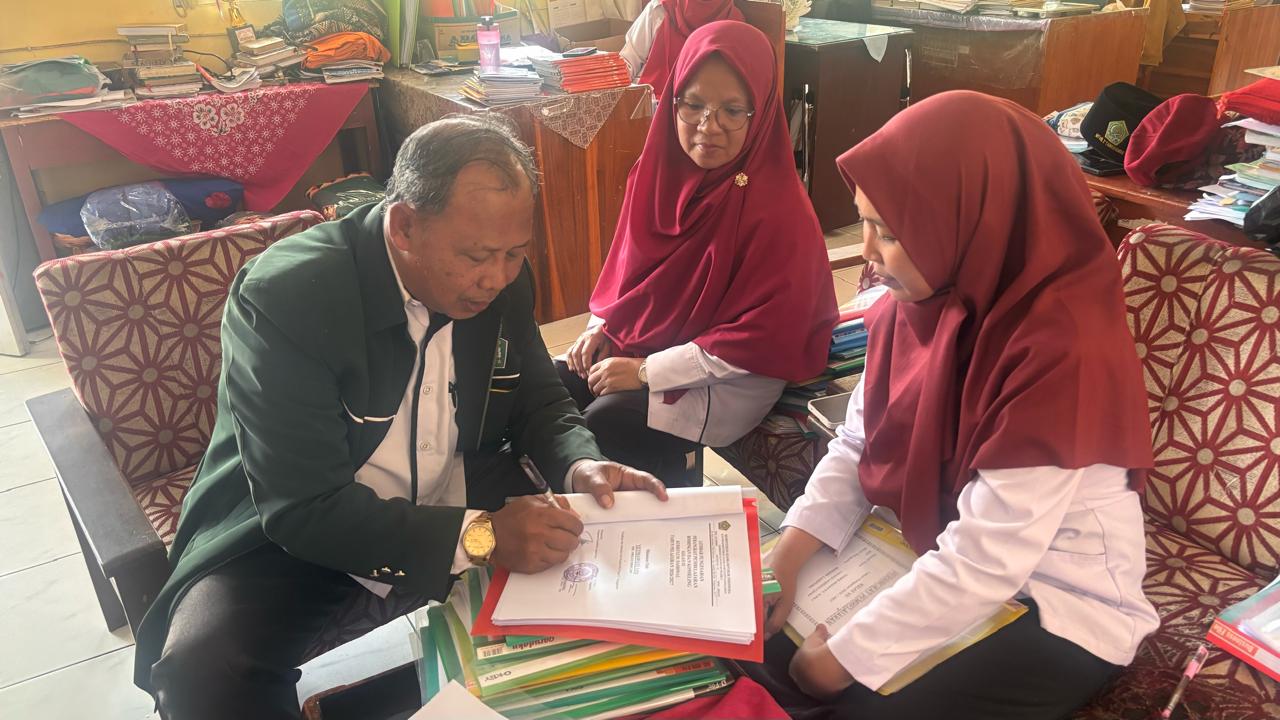 Pengawas Pembina Lakukan Verifikasi Perangkat Ajar Guru di MTsN 2 Tanggamus