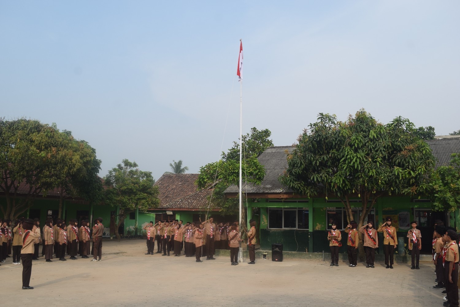 Siswa Tampil Sigap sebagai Petugas, MTsN 2 Lampung Selatan Sukses Gelar Upacara HUT Ke-65 Pramuka