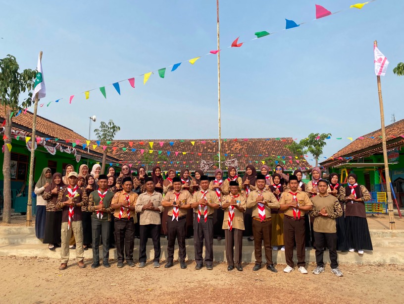 Khidmatkan Semangat Kepramukaan: Madrasah Satu Atap Gelar Upacara HUT Pramuka ke-65