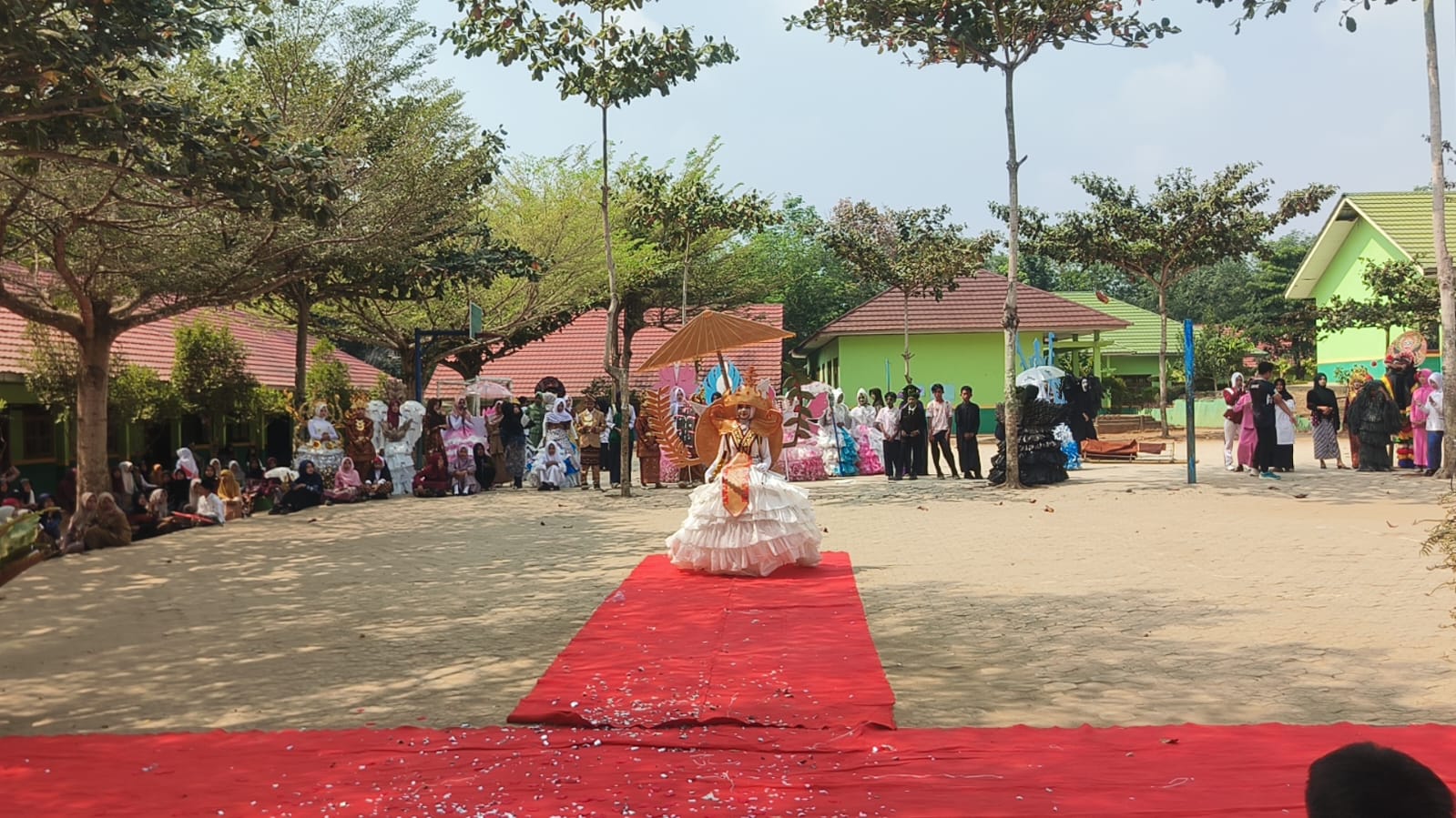 Fashion Show Kostum Kreatif MTsN 1 Way Kanan Semarakkan HUT Kemerdekaan RI