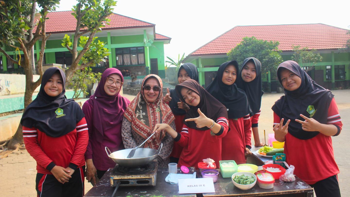 Hari Kedua Semarak Kemerdekaan MTsN 1 Lamsel: Khidmatnya Hafalan UUD hingga Serunya Lomba Masak Nasi Goreng
