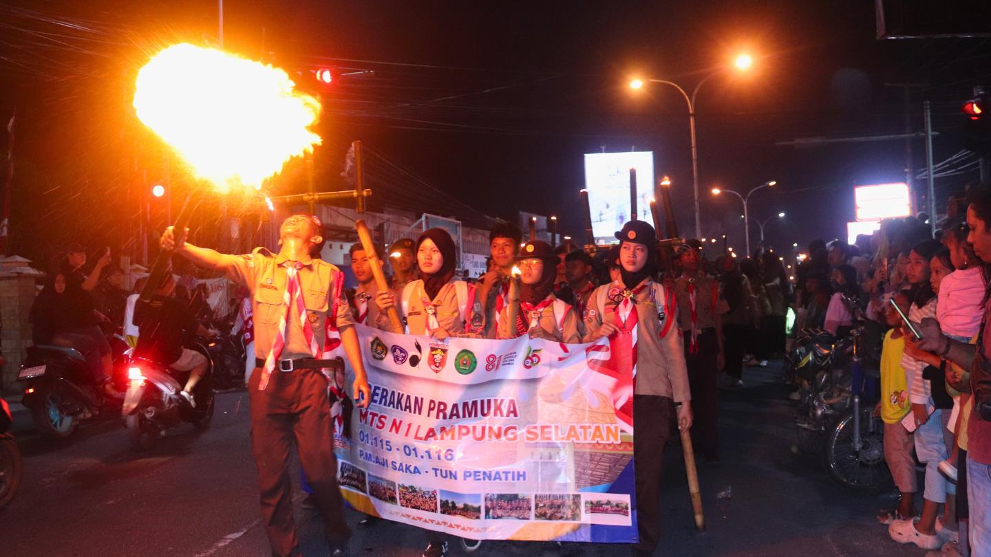 Terangi Malam Kemerdekaan, Pramuka MTsN 1 Lamsel Meriahkan Upacara Taptu dan Pawai Obor Pemkab Lampung Selatan