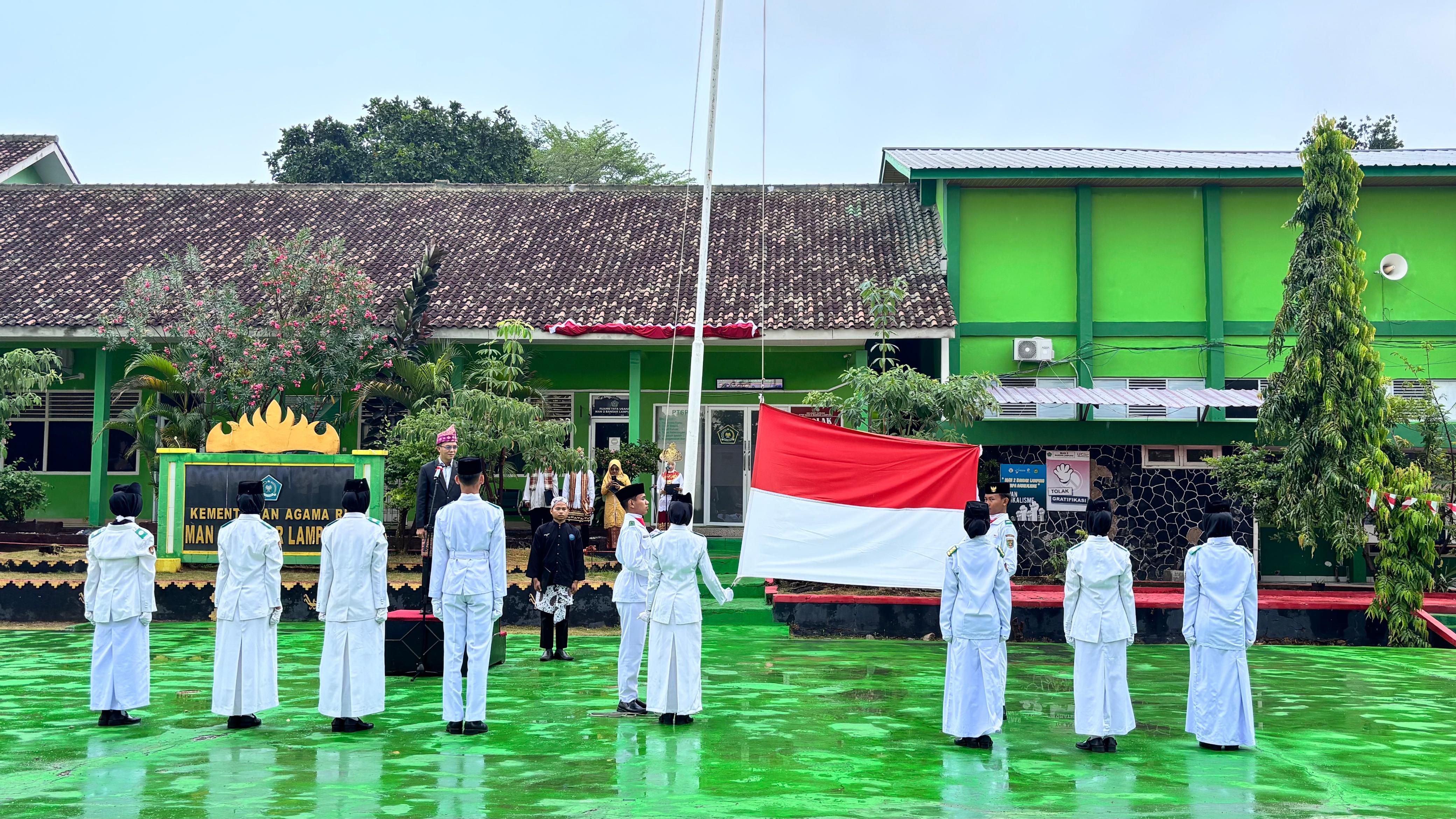 Khidmatkan HUT ke-81 RI, MAN 2 Bandar Lampung Gelar Upacara Pengibaran Bendera