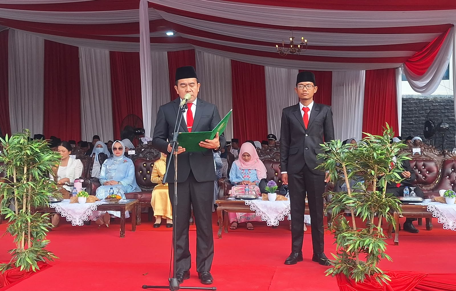 Pimpin Doa Upacara HUT ke-81 RI, Kakan Kemenag Mesuji Hadirkan Suasana Khidmat