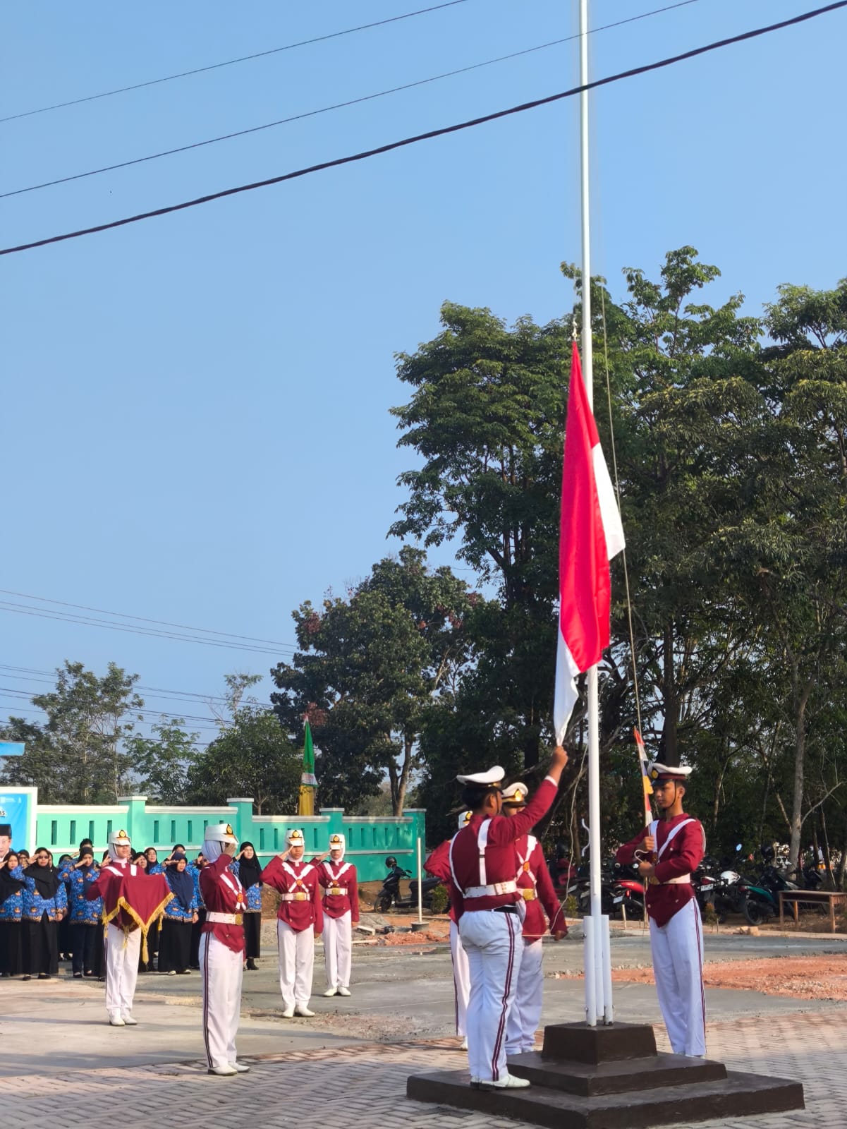 Paskibra MTsN 1 Way Kanan Sukses Kibarkan Sang Merah Putih di Kantor Kemenag Way Kanan