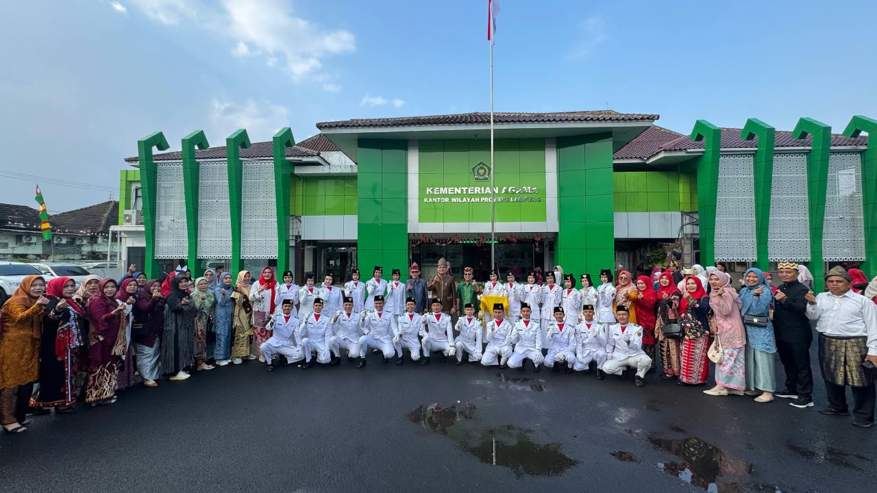 Paskibra MAN 2 Bandar Lampung Kibarkan Sang Merah Putih pada Upacara HUT ke-81 RI di Kanwil Kemenag Lampung