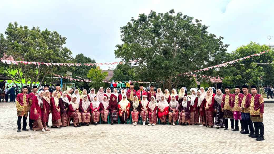 Guru dan Siswa Bersatu, MTsN 1 Lampung Barat Khidmat Peringati HUT ke-81 RI