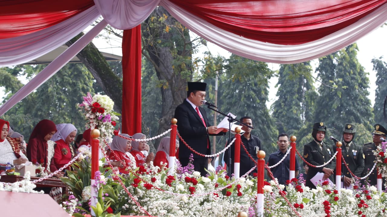 Khidmat Upacara HUT ke-81 RI, Kakanwil Kemenag Lampung Pimpin Doa di Lapangan Korpri