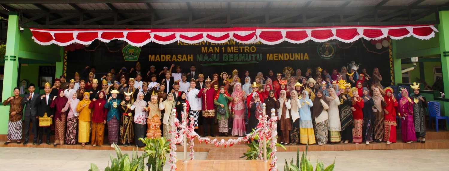 Semarak HUT RI ke-81, Kepala MAN 1 Metro Apresiasi Guru dan Staf Tampil dalam Balutan Busana Adat