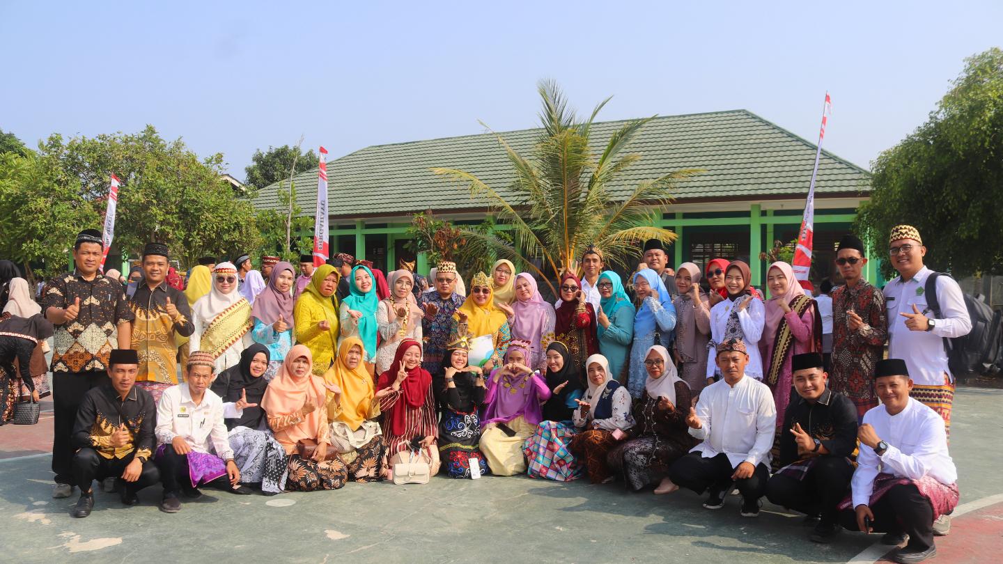 Khidmat dan Penuh Semangat, Keluarga Besar MTsN 1 Lamsel Ikuti Upacara HUT Ke-81 RI di MAN 1