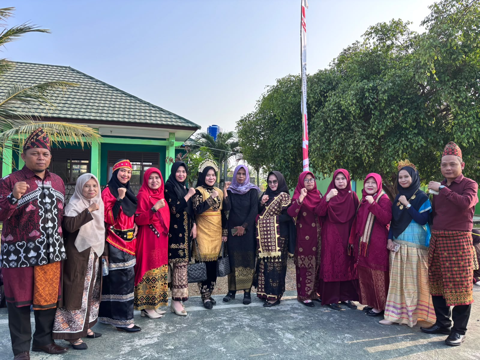 Peringati HUT Ke-81 RI, 16 Guru MTsN 2 Lampung Selatan Ikuti Upacara Di MAN 1 Lampung Selatan