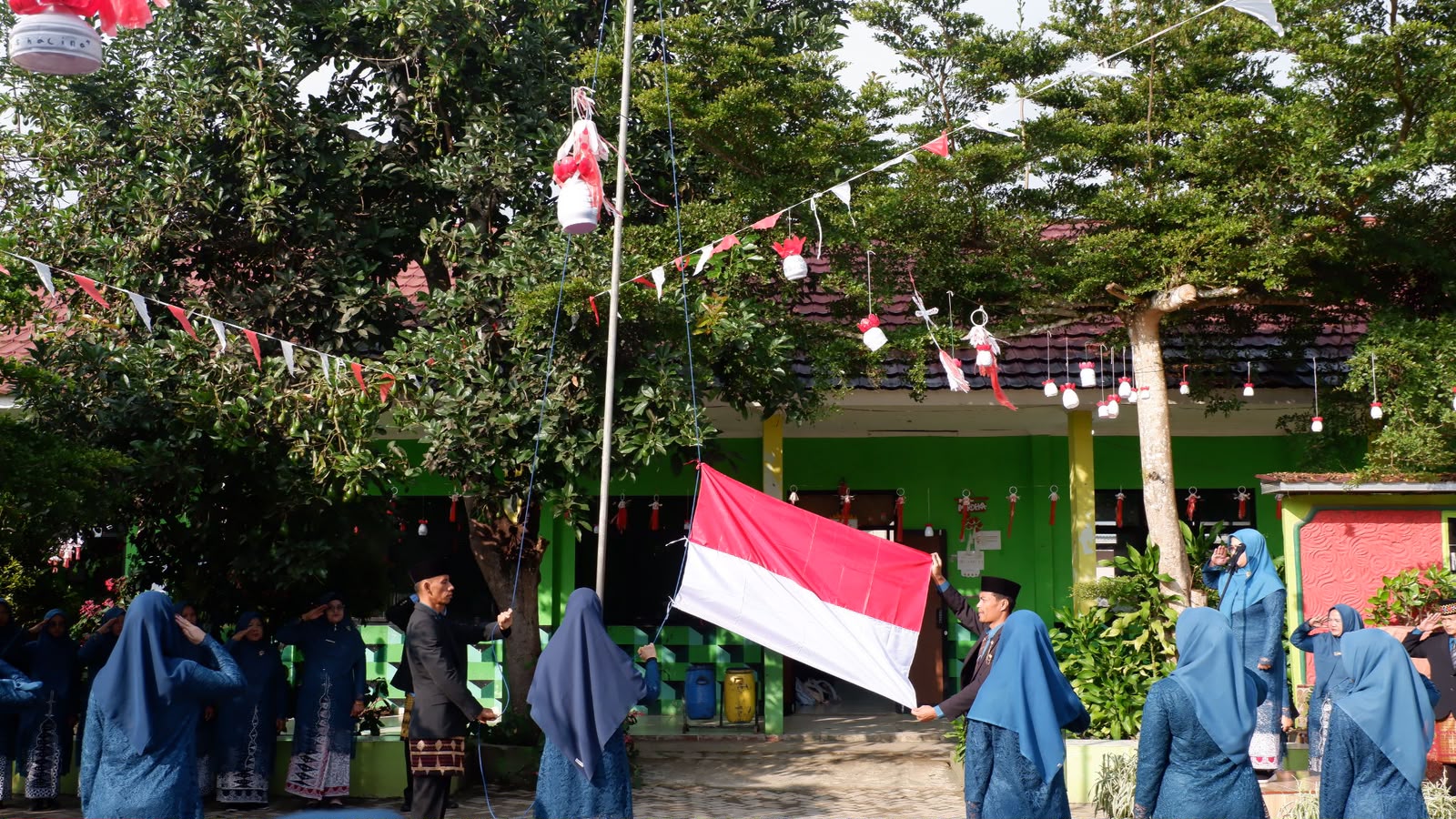 MIN 2 Lampung Barat Gelar Upacara HUT ke-81 Kemerdekaan Republik Indonesia