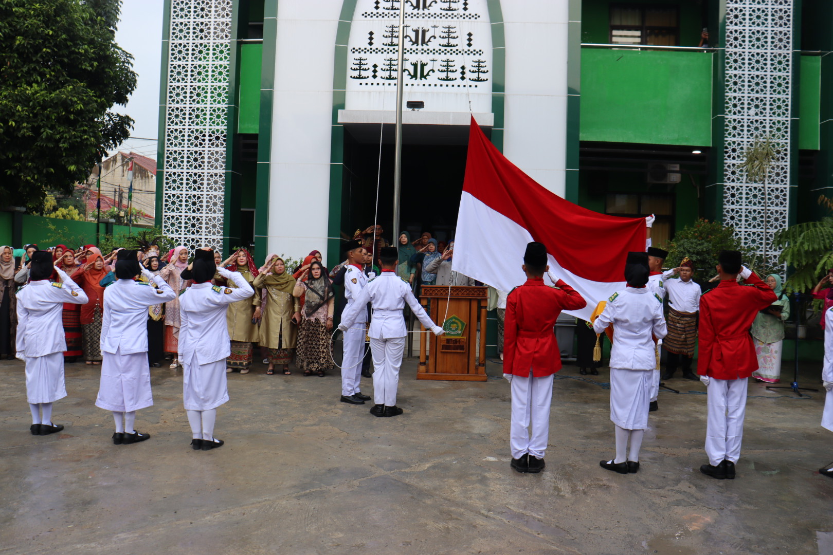 MTsN 1 Bandar Lampung Sukses Gelar Upacara Peringatan HUT Ke-81 Kemerdekaan RI