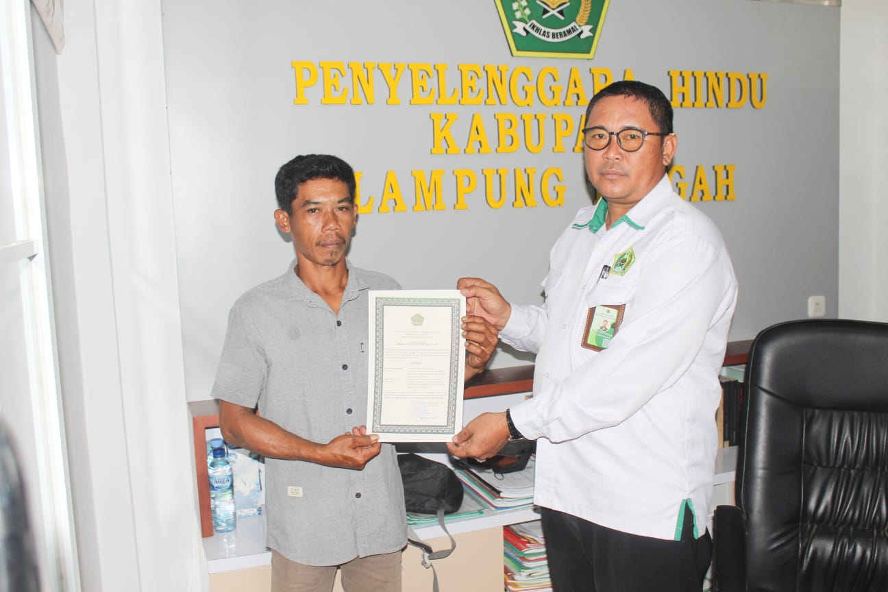 Langkah Perkuat Rumah Ibadah, Penyelenggara Hindu Kemenag Lampung Tengah Serahkan Tanda Daftar Pura