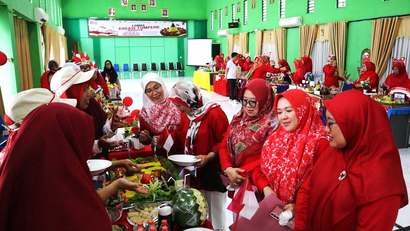 Dari Tumpeng hingga Estafet Kelereng, DWP Kemenag Bandar Lampung Semarakkan HUT RI