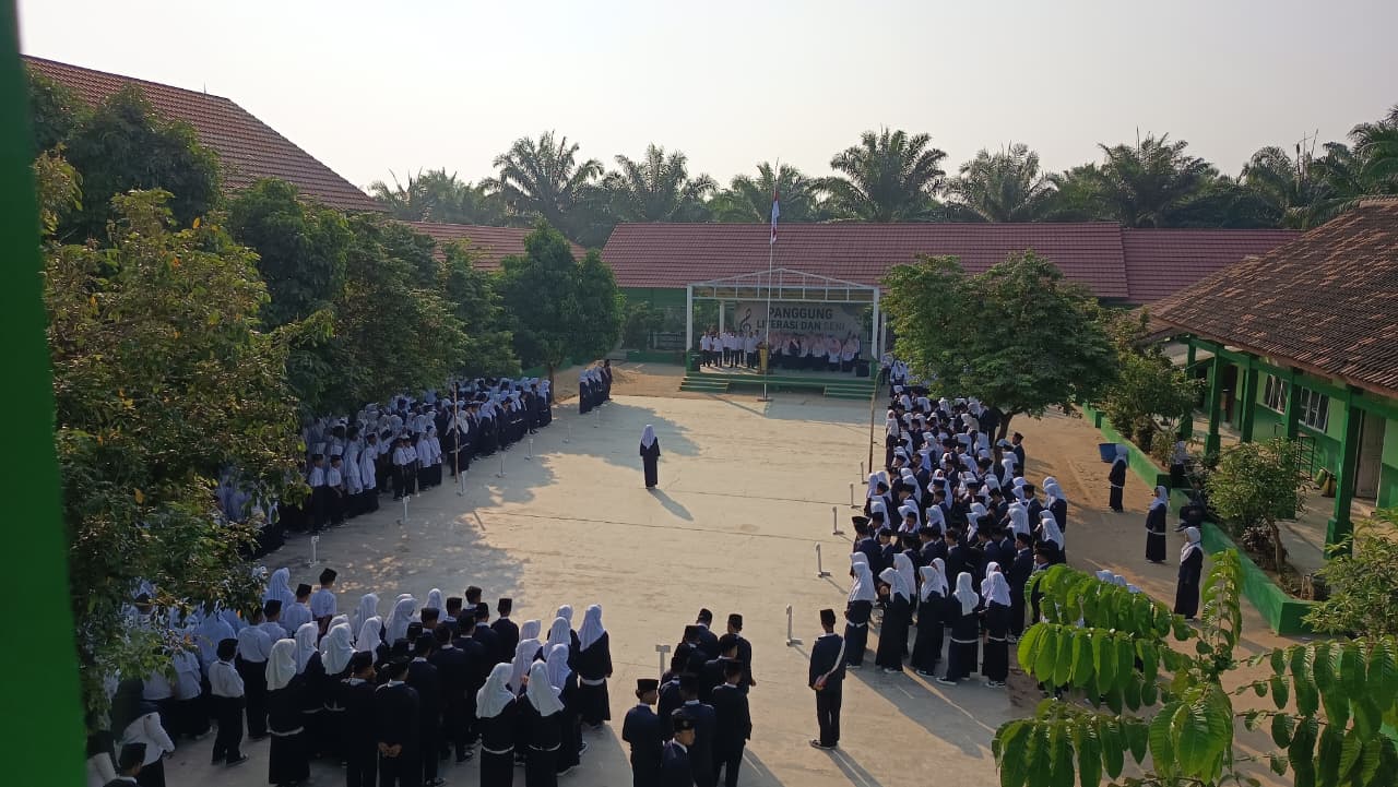 Rukun dalam Berteman, Pesan Efi Widiyati pada Upacara Bendera MTsN 2 Lampung Tengah