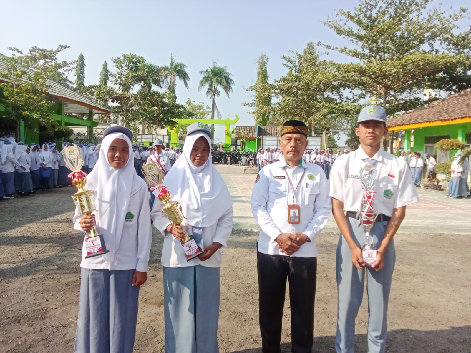 Apresiasi Prestasi Kemerdekaan, Kepala MAN 1 Mesuji Beri Penghargaan Pemenang Lomba Maraton dan Karnaval Unik