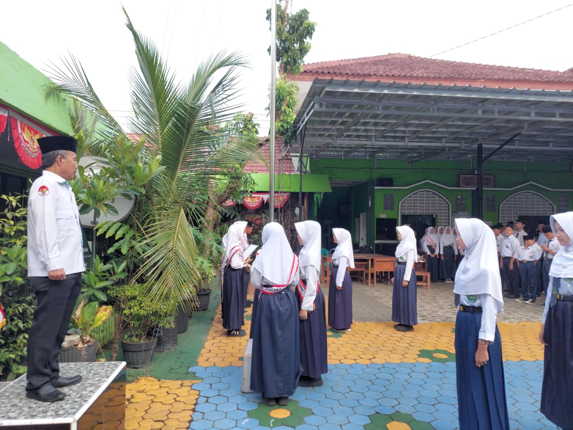 Melalui Konsep “HADIR”, Hifnias Ajak Murid MTsN 1 Tanggamus Lebih Peduli pada Diri sendiri dan Lingkungan