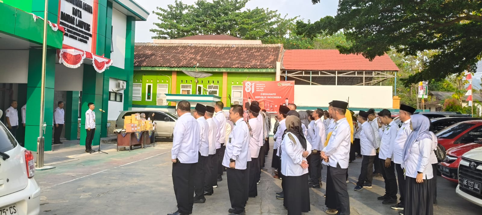 Perkuat Kedisiplinan dan Sinergi, Kepala MTsN 1 Bandar Lampung dan Lima Staf Ikuti Apel di Kemenag Kota Bandar Lampung