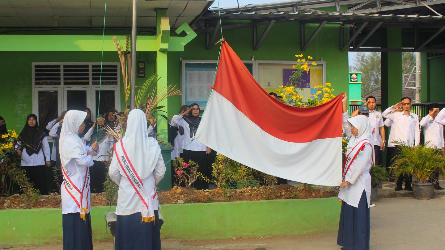 Kritisi Makna Kemerdekaan Pelajar, Pembina Upacara MTsN 1 Lamsel Tegaskan Tolak Perundungan dan Indisipliner