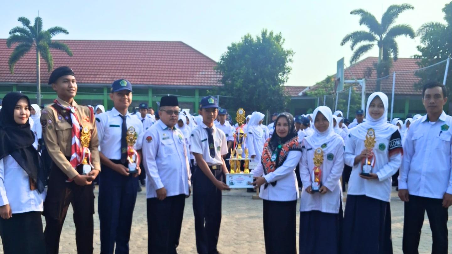 Gemuruh Tepuk Tangan Upacara Senin, Kontingen Pramuka Serahkan Piala Juara Umum LKK ke MTsN 1 Lamsel