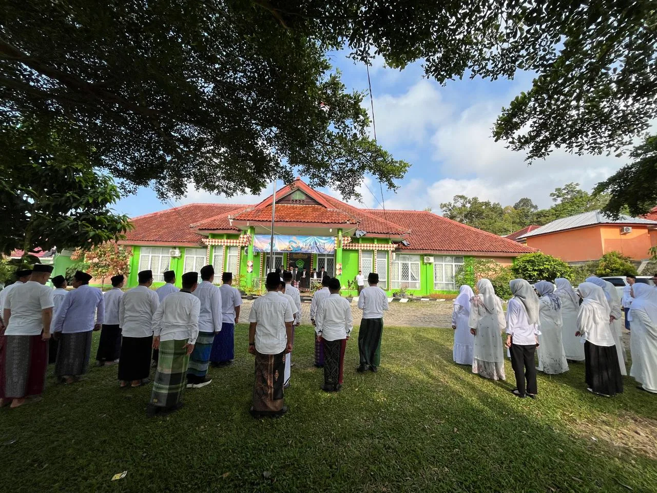 Kemenag Tanggamus Gelar Upacara Peringatan Hari Santri 2026, Usung Tema “Santri Menguatkan Negeri Menuju Indonesia Emas”