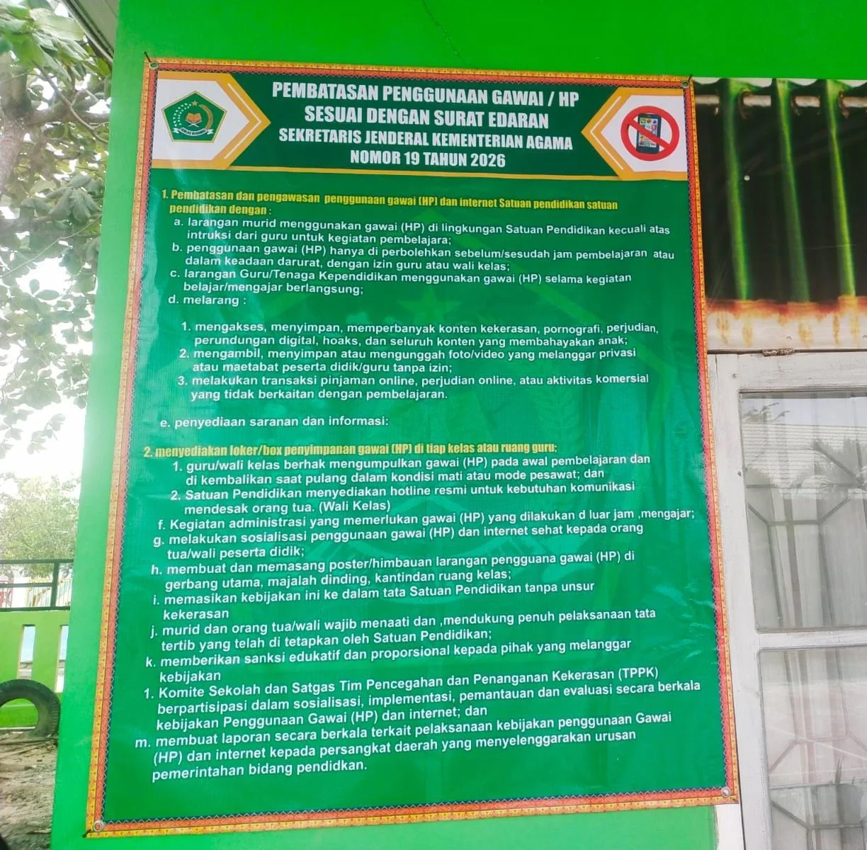 Tegakkan Kedisiplinan dan Ruang Belajar Kondusif, MAN 1 Mesuji Pasang Banner Pembatasan Penggunaan HP di Setiap Kelas