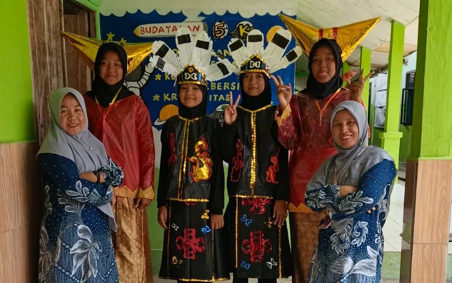 Sambut Hari Pramuka, Siswa MIN 2 Way Kanan Buat Pakaian Adat dari Plastik Bekas untuk Pawai Budaya