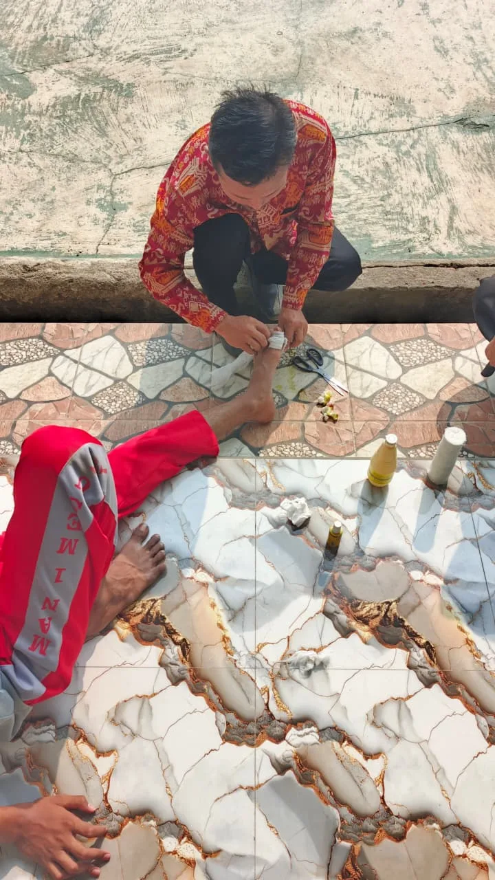 Tanggap dan Siap Siaga, Guru Pembina UKS MAN 1 Mesuji Berikan Penanganan Pertama pada Siswa Terluka