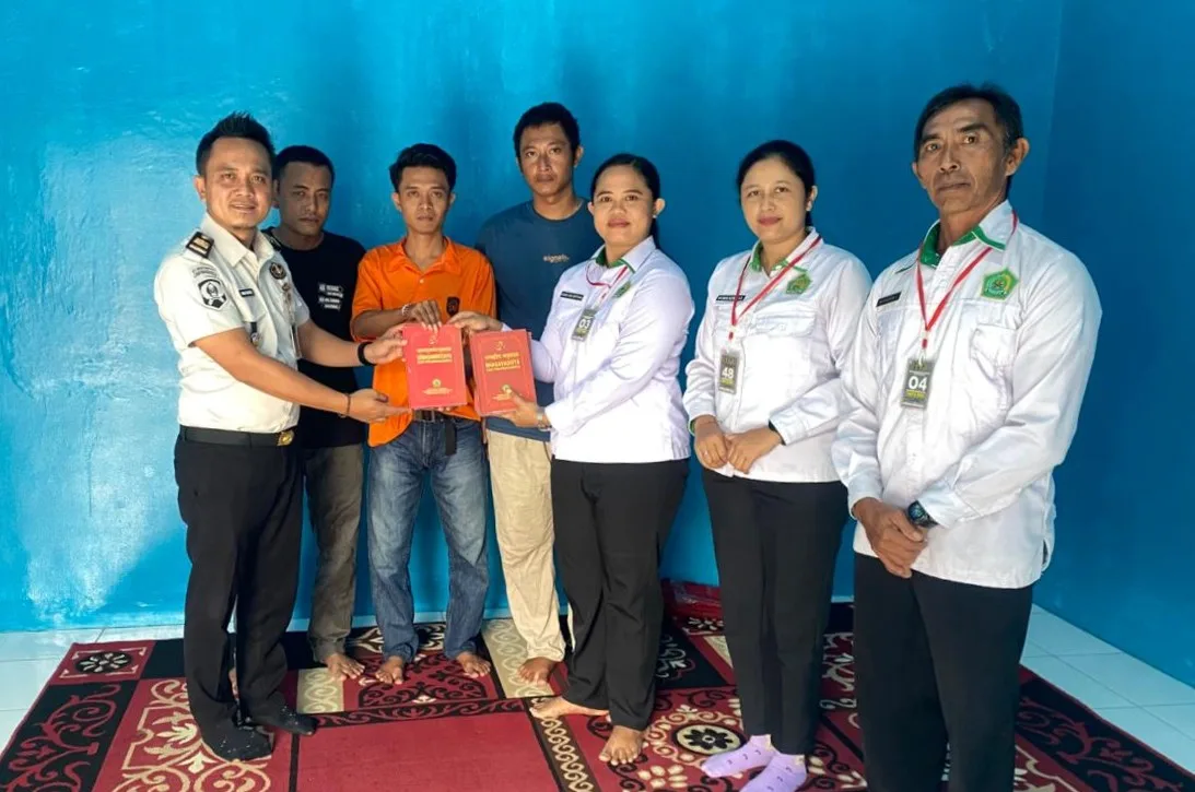 Tanamkan Nilai Spiritual, Penyuluh Agama Hindu Serahkan Kitab Suci kepada Warga Binaan Rutan Sukadana