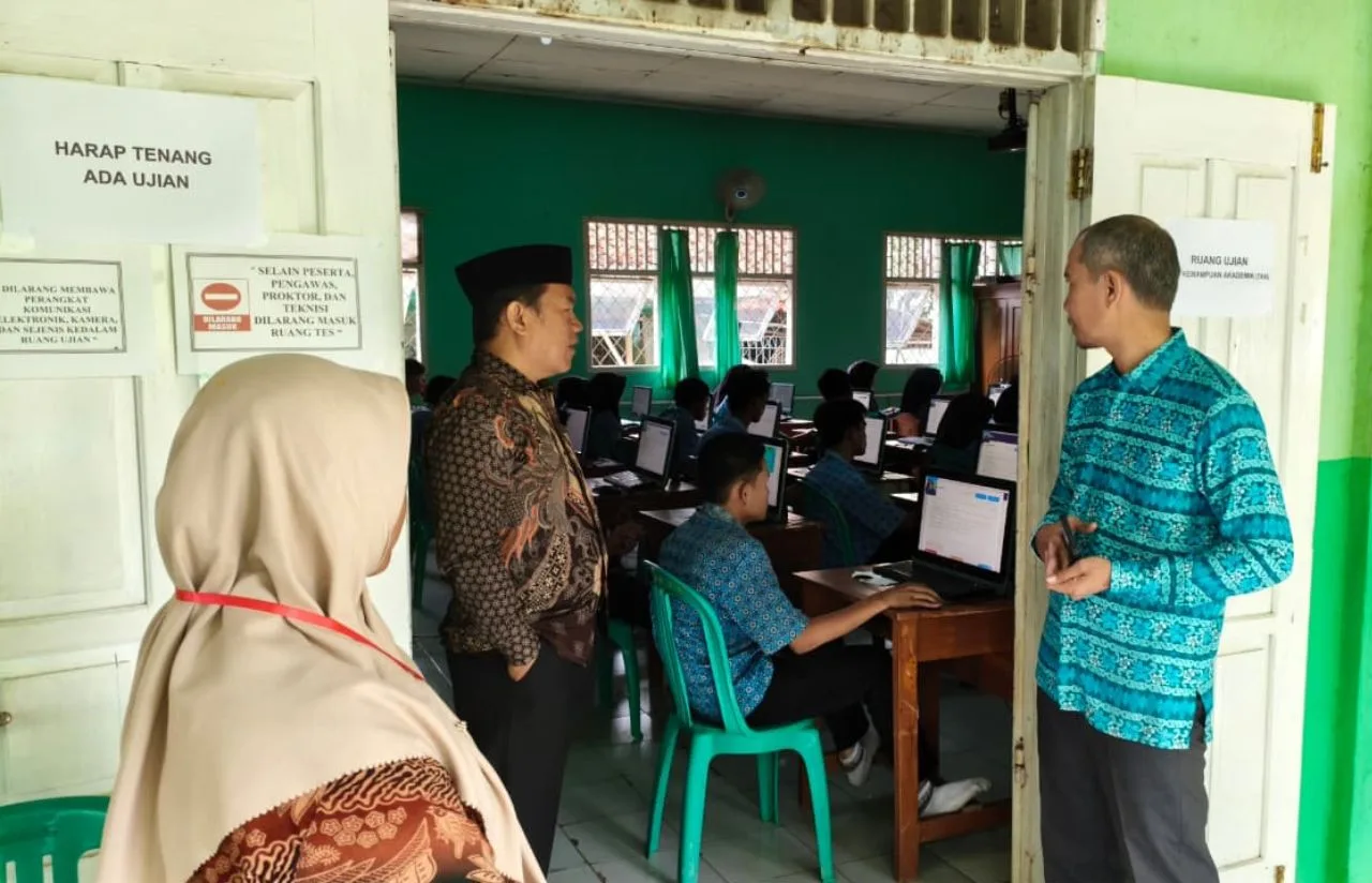 Di Balik Ruang Ujian, Ada Asa dan Masa Depan: Kakan Kemenag Monev TKA MAN 1 Way Kanan