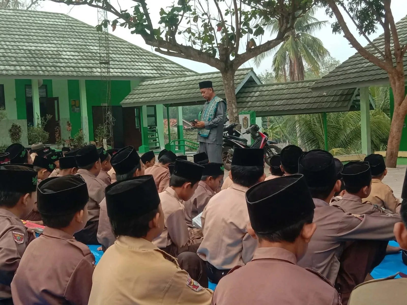 Kepala MIN 3 Way Kanan Pimpin Salat Dhuha, Sampaikan Pesan Duka dan Persiapan Asesmen Tengah Semester