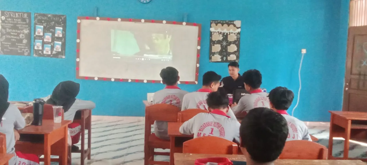 Optimalkan Pembelajaran Digital, MAN 1 Mesuji Manfaatkan Proyektor dalam Praktik TIK di Ruang Kelas