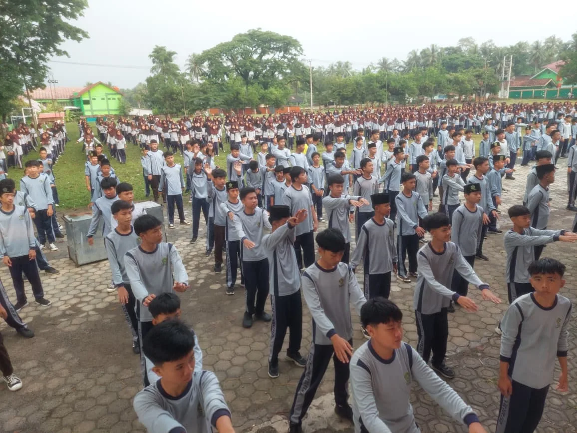 Semangat Pagi di Lapangan Merdeka, Guru dan Murid MTsN 1 Tanggamus Laksanakan Senam Bersama