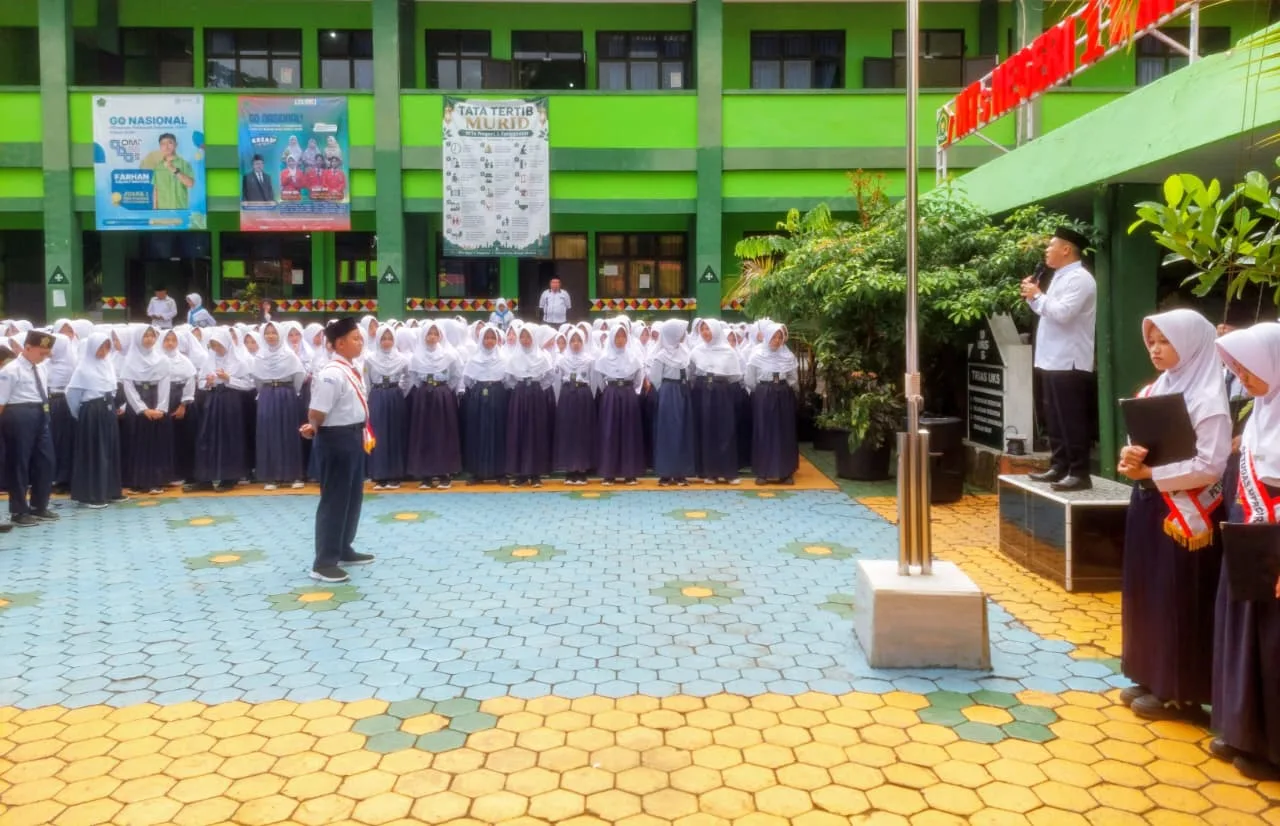 Upacara Bendera MTsN 1 Tanggamus, Hadori Ajak Murid Perbaiki Kualitas Ibadah