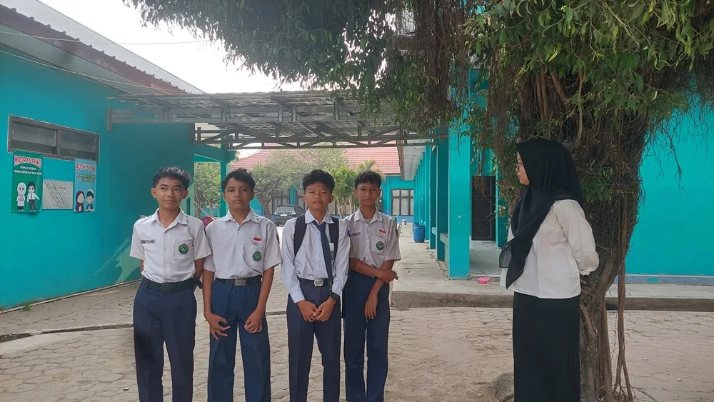 Tanamkan Disiplin, Guru BK MTsN 1 Mesuji Bina Murid yang Datang Terlambat