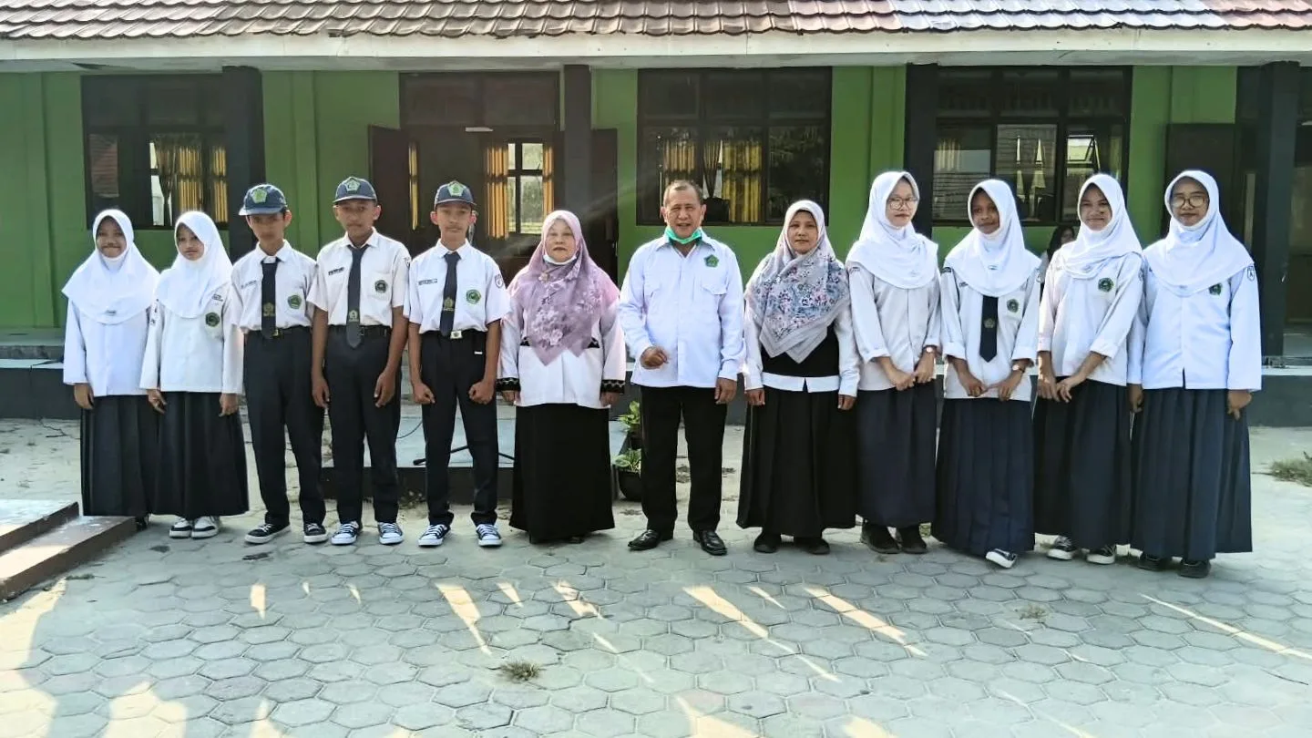 MTsN 3 Lampung Selatan Berikan Reward kepada Juara 2 OMI IPS Tingkat Kabupaten