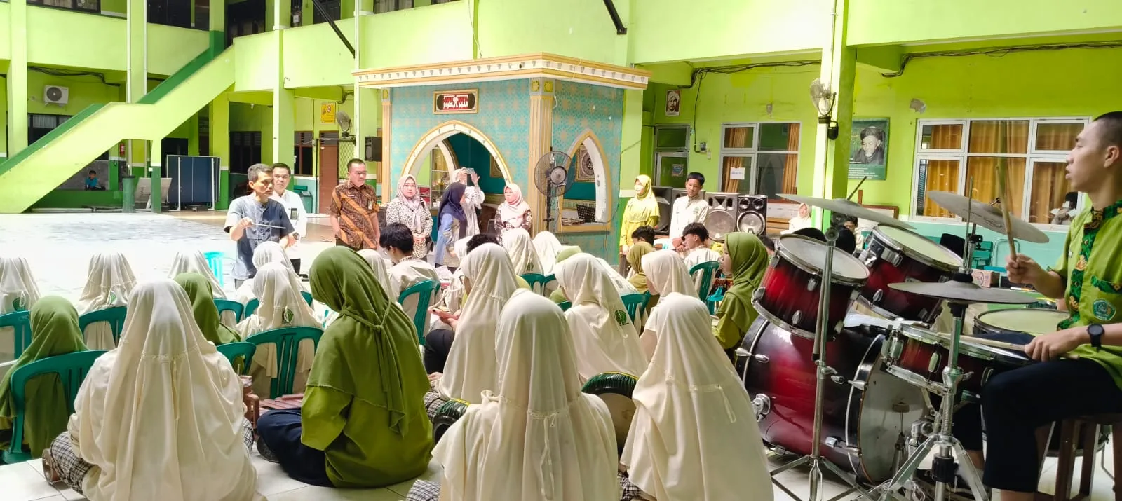 Jelang Pembukaan OMI, Tim Kanwil Kemenag Lampung Tinjau Latihan Ansambel MTsN 1 Bandar Lampung