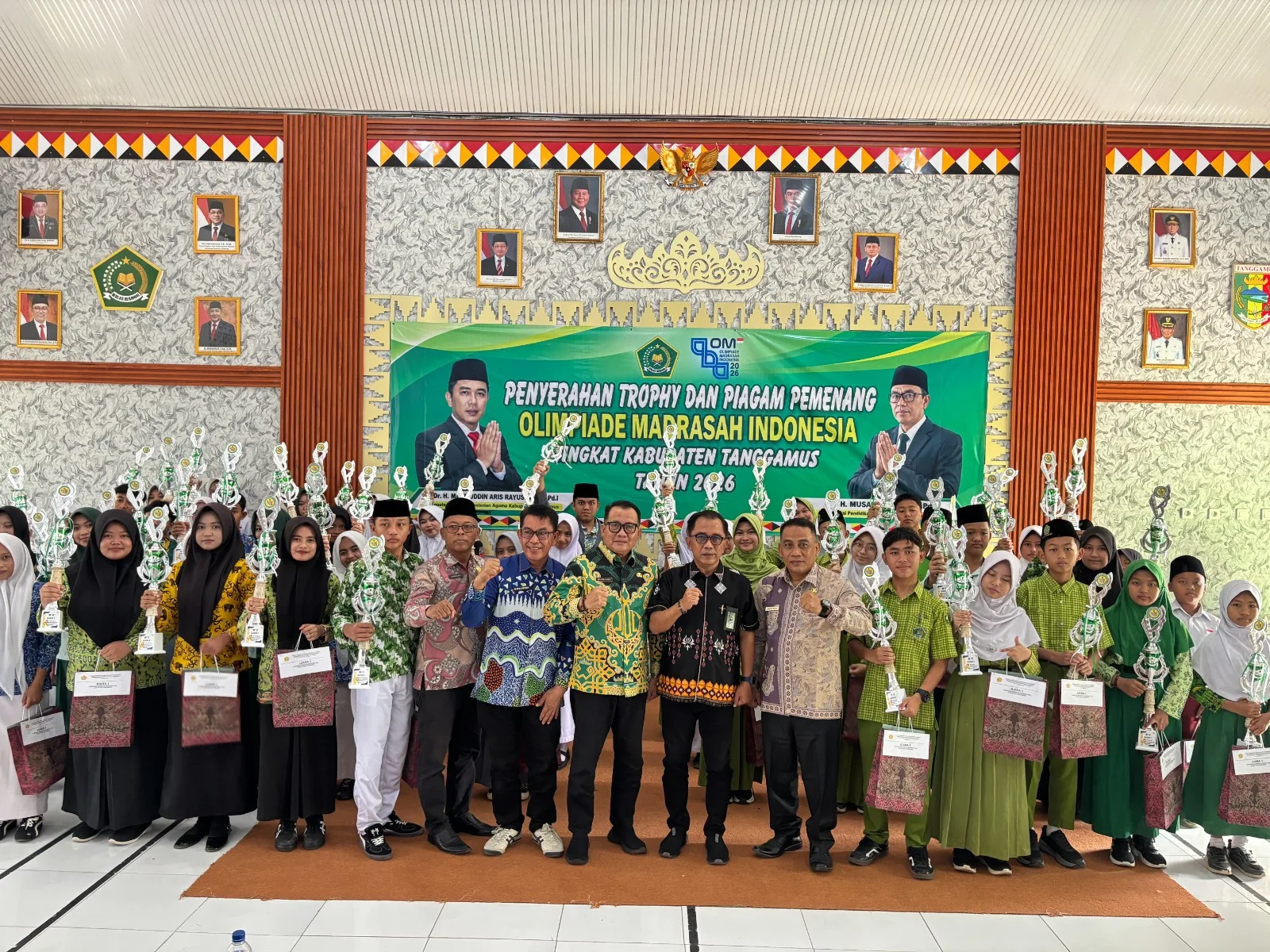 Kepala Kankemenag Tanggamus Serahkan Thropy dan Piagam OMI 2026, Empat Murid MTsN 1 Tanggamus Torehkan Prestasi