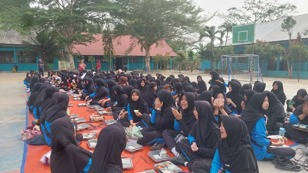 Murid MTsN 1 Mesuji Sarapan MBG Bersama sebelum Grebeg Sampah