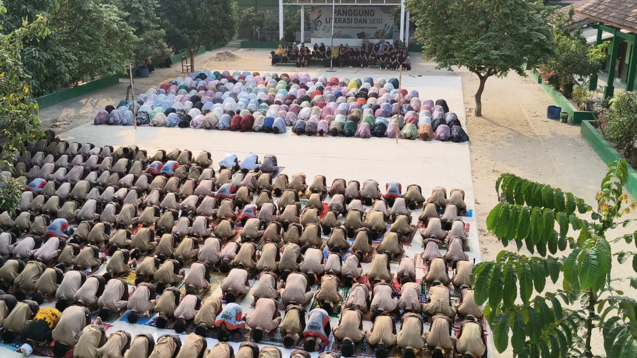 Ikhtiar di Tengah Kemarau dan Debu Vulkanik, MTsN 2 Lampung Tengah Gelar Salat Istisqa