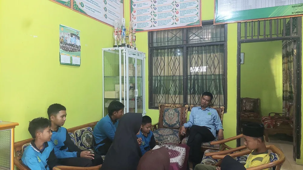 Lepas Tim Hadroh Rohis, Kepala TU MTsN 1 Mesuji Tekankan Akhlak dan Kepercayaan Diri