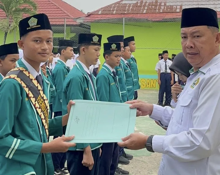 MTsN 2 Tanggamus Lantik Pengurus OSIS dan KUMALA Tahun Ajaran 2026/2027